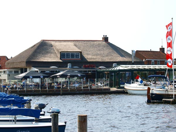 In het voor- en naseizoen is Het Theehuis vijf dagen van de week open, in het hoogseizoen zeven dagen. Na 1 oktober en tot 1 april is de zaak voor individueel bezoek gesloten, maar wel open voor groepen open. Er worden in de winter veel feestjes gevierd en vergaderingen gehouden.