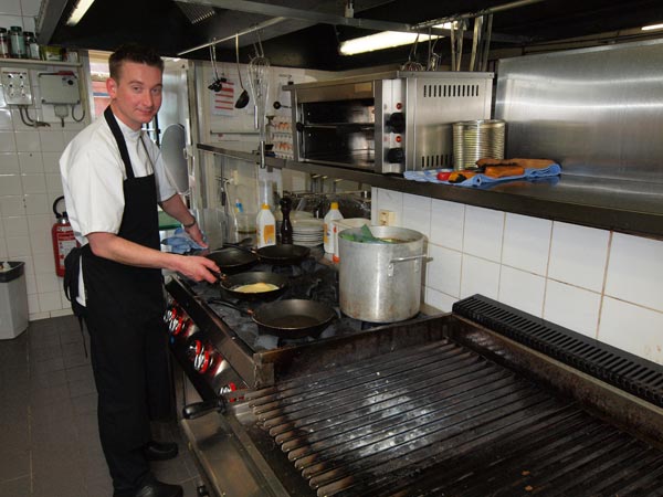 Pieter Dijkstra runde tot zeven jaar geleden de keuken, maar sindsdien zwaait Dirk Jan Kamminga (foto) er de scepter. De heer Dijkstra wilde het iets rustiger aandoen, uit lijfsbehoud en om meer tijd te hebben voor het managen van de onderneming die veel groepen als gast heeft.