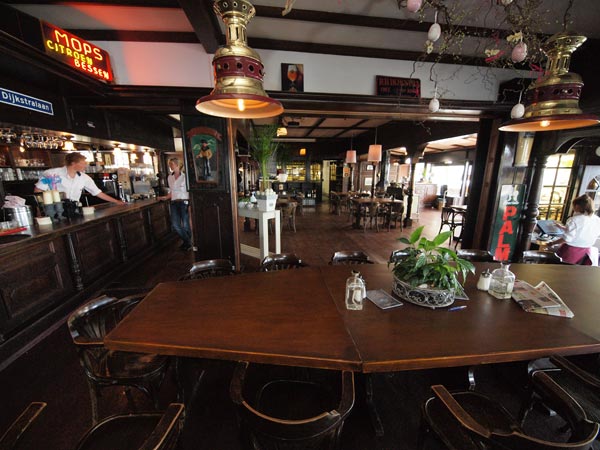 Er is plaats voor 160 gasten in het restaurant en café.