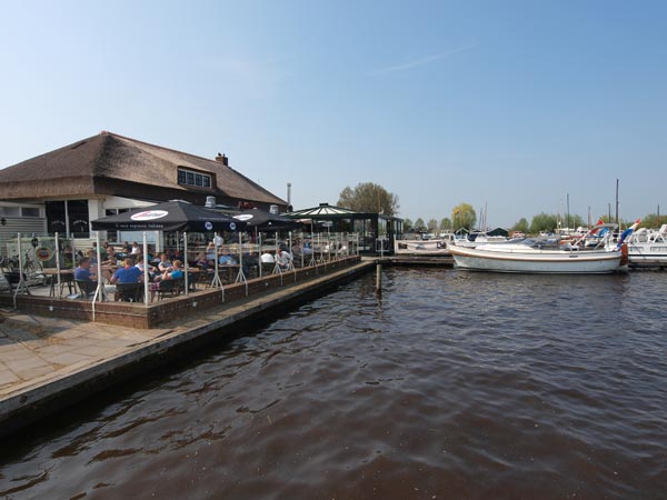 Het Theehuis heeft een eigen aanlegsteiger, maar ook dichtbij het restaurant zijn tientallen ligplaatsen voor passanten.