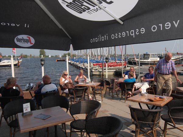 Het Theehuis heeft een eigen aanlegsteiger, maar ook dichtbij het restaurant zijn tientallen ligplaatsen voor passanten.