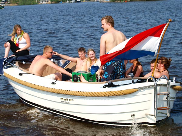 Met een sloep (een Maril, gebouwd in Friesland) van camping It Wiid in Earnewâld naar Het Theehuis in Grou. Jong en oud doen het dagelijks. Het terras van Het Theehuis is dan ook altijd bezet door een gemêleerd gezelschap.
