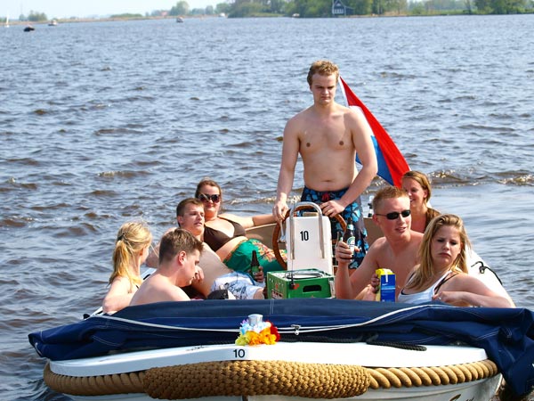 Met een sloep (een Maril, gebouwd in Friesland) van camping It Wiid in Earnewâld naar Het Theehuis in Grou. Jong en oud doen het dagelijks. Het terras van Het Theehuis is dan ook altijd bezet door een gemêleerd gezelschap.