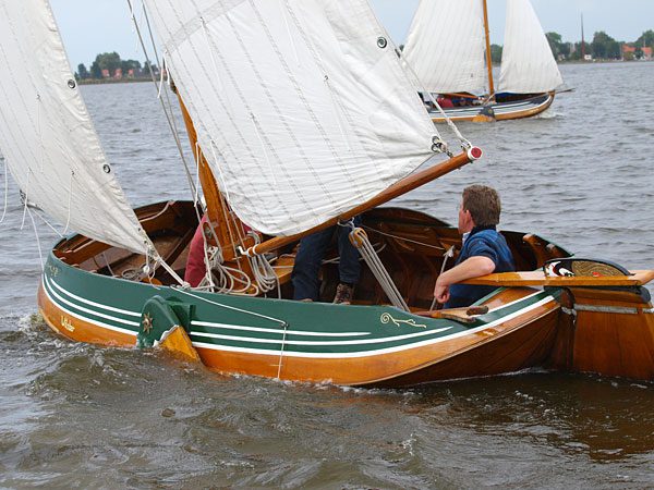 Friese tjotters blijven in de vaart, mede dankzij de Anjeracties. Info: www.friesetjottervloot.nl/