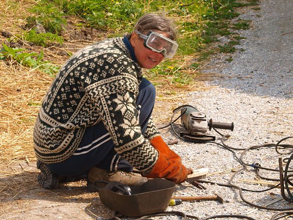 De zeer technische Lia van der Mark. Ze kan bijvoorbeeld lassen. Met haar man Rolf verrichte ze de restauratie van de molen grotendeels zelf.