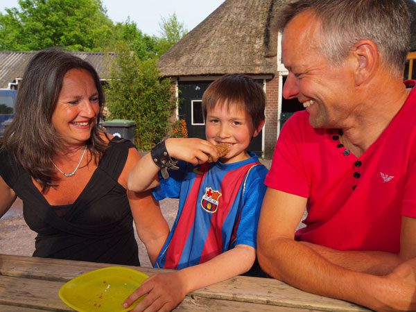 Aline, Stoyjan en Menno de Jong hebben plezier in het accommoderen van campinggasten achter hun stolpboerderij in Oudega tussen Earnewâld (Nationaal Park De Alde Feanen) en Drachten.