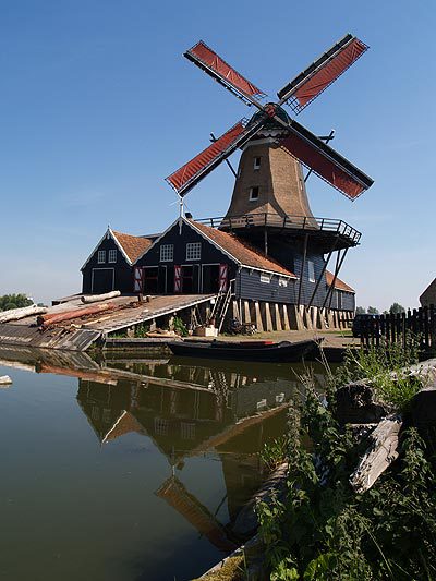 Houtzaagmolen De Rat is 300 jaar in bedrijf. Zaterdag 14 mei 2011 worden in de molen, van ’s morgens tien tot ’s nachts twaalf uur, zaagdemonstraties gegeven en rondvaarten met een skûtsje en pramen gehouden.
