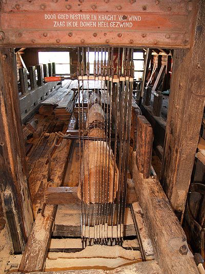 Houtzaagmolen De Rat is 300 jaar in bedrijf. Zaterdag 14 mei 2011 worden in de molen, van ’s morgens tien tot ’s nachts twaalf uur, zaagdemonstraties gegeven en rondvaarten met een skûtsje en pramen gehouden.