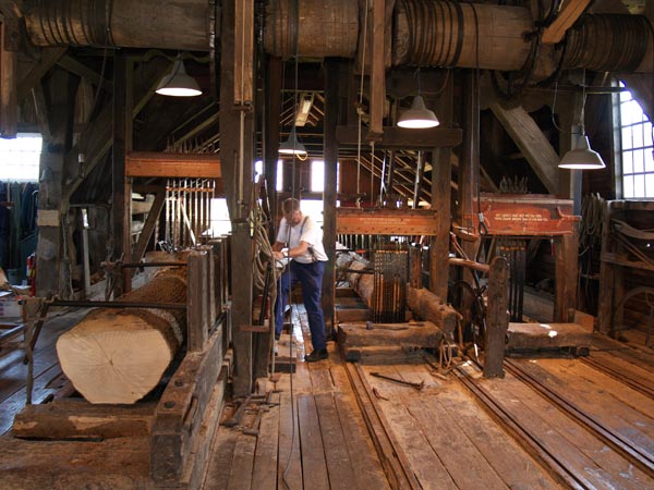Houtzaagmolen De Rat is 300 jaar in bedrijf. Zaterdag 14 mei 2011 worden in de molen, van ’s morgens tien tot ’s nachts twaalf uur, zaagdemonstraties gegeven en rondvaarten met een skûtsje en pramen gehouden.