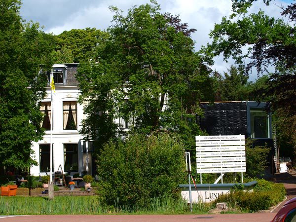 Hotel-restaurant Lunia. Rechts van de villa de “black box” met veertien kamers.