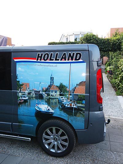 De Opel Vivaro vóór het ongeluk met foto’s van Miss Tulip 2011, Lianne Pit, Hindeloopen en een Centaur op het Sneekermeer. Het design is van Friesland Holland’s eigen ontwerpafdeling; de stickers werden geprint en op de auto geplakt door Dox in Joure.