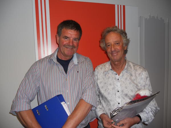 Albert Hendriks van het Friese bureau voor toerisme en presentator Hans van Willigenburg (v.l.n.r).