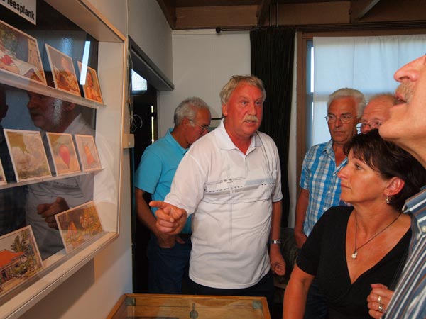 Willem Sprik leidt bezoekers rond op de grote expositie van werk van Cornelis Jetses in museum ‘De Súdwâl’ in Warten.