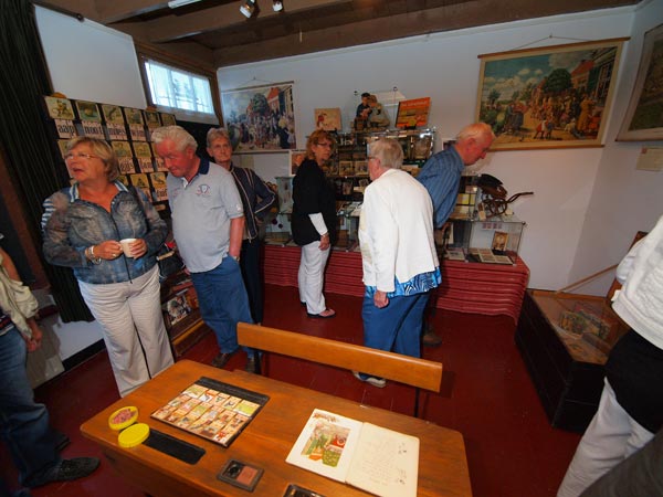 Terug op de lagere school van rond 1900 in museum ‘De Súdwâl’ in Warten.