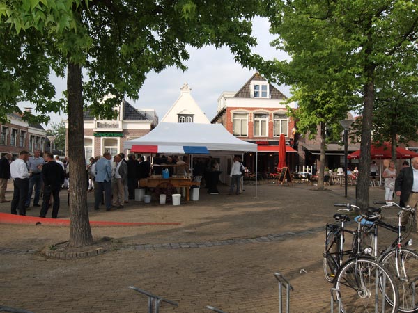 Drukte voor de deur van Frieslands bekendste kok, Reitse Spanninga. Volgend jaar bestaat zijn restaurant ’t Plein 25 jaar.