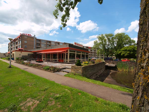 Hotel Holland Inn (50 kamers) aan de Steenwijkerweg in Wolvega ligt ietwat verscholen aan de rustige zuidrand van Wolvega. Concurrent Van der Valk (105 kamers) ligt pal naast de snelweg.