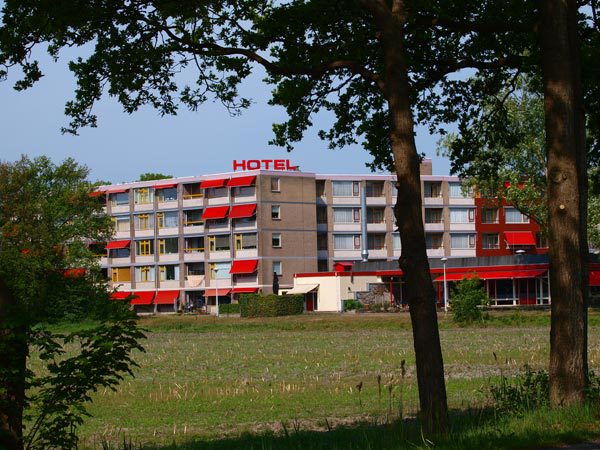 Hotel Holland Inn (50 kamers) aan de Steenwijkerweg in Wolvega ligt ietwat verscholen aan de rustige zuidrand van Wolvega. Concurrent Van der Valk (105 kamers) ligt pal naast de snelweg.