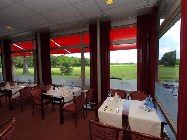 In Friesland is waarschijnlijk geen hotel te vinden waar binnen én buiten zoveel verschillende plekken zijn waar je kunt zitten te werken of te genieten van het boomwallenlandschap in het dal van de rivier de Lende (Linde) ten zuiden van Wolvega.