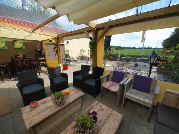In Friesland is waarschijnlijk geen hotel te vinden waar binnen én buiten zoveel verschillende plekken zijn waar je kunt zitten te werken of te genieten van het boomwallenlandschap in het dal van de rivier de Lende (Linde) ten zuiden van Wolvega.