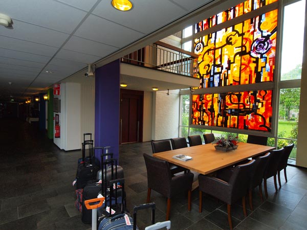Naast de hoofdlounge heeft Holland Inn nog een fraaie sublounge voor busreizigers.