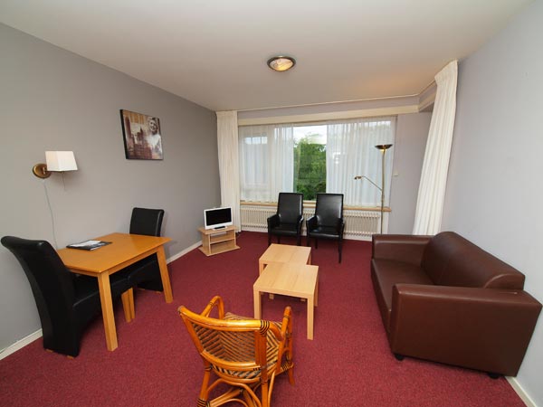 Bijna alle kamers van Holland Inn hebben een living.