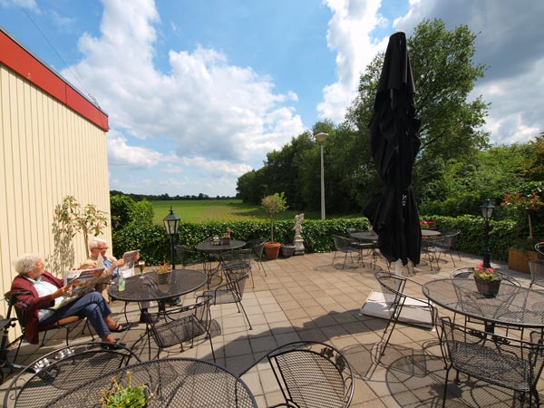 Holland Inn, city en country hotel! Hetzelfde terras, dat zeer beschut ligt, biedt een totaal andere aanblik als je je 180 graden omdraait.