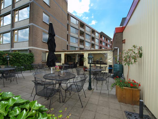 Holland Inn, city en country hotel! Hetzelfde terras, dat zeer beschut ligt, biedt een totaal andere aanblik als je je 180 graden omdraait.