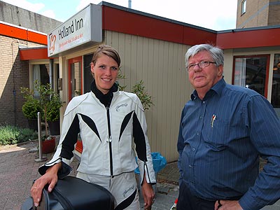 Profschaatser en motorliefhebber Natasja Bruintjes, profschaatser en opgeleid tot fitness health coördinator bij CIOS, heeft hotel Holland Inn in Wolvega als uitvalsbasis. Naast haar hotelbaas en sponsor Piet Kromkamp.