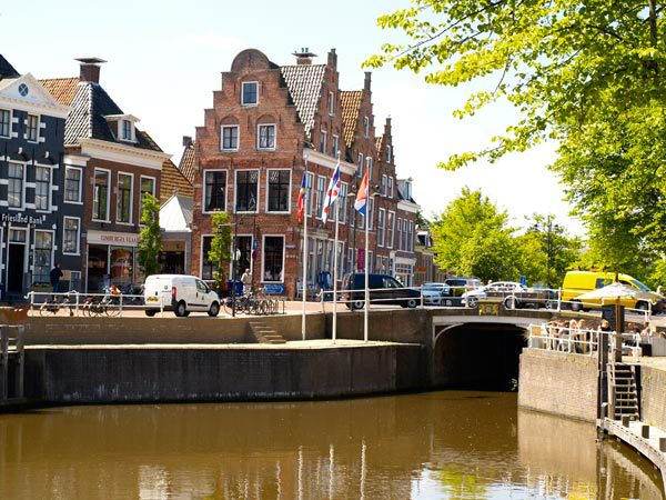 Fietsen langs de vaarwegen van Noordoost Friesland: Dokkum.