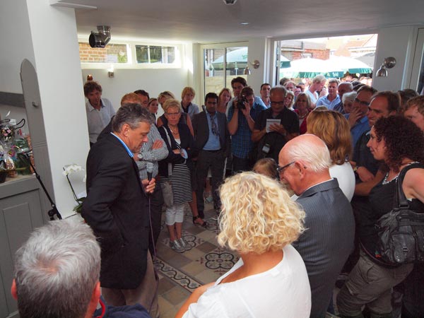 Charles Groenhuijsen spreekt de genodigden toe en dan klinkt weer zijn telefoon. Het stoort hem niet. De gasten vonden hem trouwens wel een leuke spreker, vooral toen hij zijn jeugdherinneringen ophaalde.