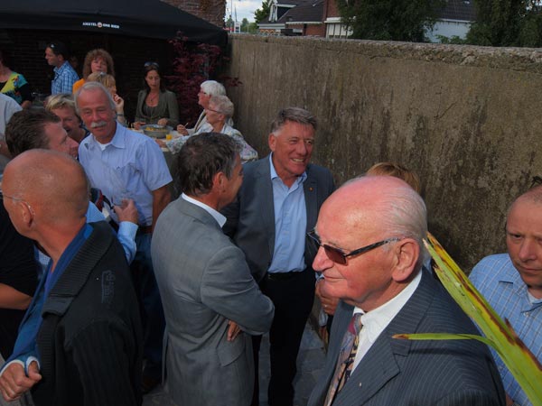 Oud-burgemeester, van Skarsterlân, maar niet echt oud: Bert Kuiper (midden).