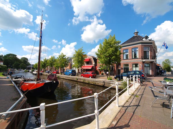 Herberg Joure (rechts) ligt aan het vaarwater, vlakbij de passantenhaven van Joure.