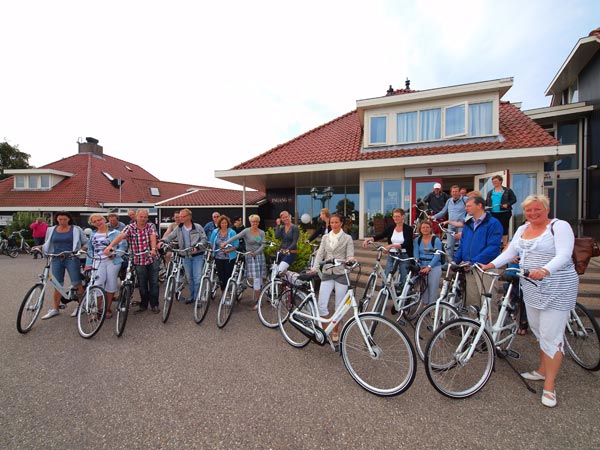De staf van ROC De Friese Poort was de eerste groep die gebruik maakte van de Fryslân Fiets in het kader van een arrangement van het Staverse eventsbedrijf Simmermoarn.