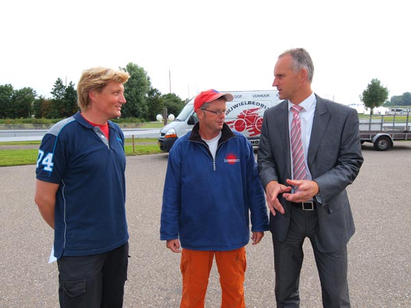 Michiel Hoek (links) runt in één van de kleinste dorpen van Friesland de grootste fietsenzaak: ’t Fietshoekje. Hij levert huurfietsen aan vele Friese verblijfsaccommodaties en topfietsen aan Rent a Topbike, de afdeling van Friesland Holland Travel die de meest luxe fietsen verhuurt, zoals de nieuwste E-bikes van Gazelle met een actieradius tot 200 km. Naast de heer Hoek Wiepke Wierda van het eventsbedrijf Simmermoarn uit Stavoren (vaartochten met boerenpraam en trekzakmuziek aan boord) en Gerard Haitsma van hotel Galamadammen.