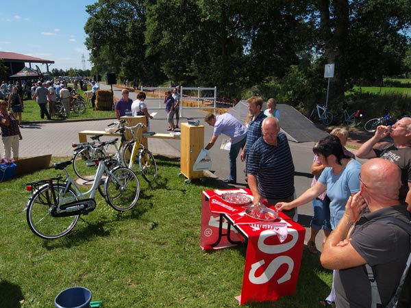 Van ’s morgens tien tot ’s avonds zeven uur hadden de “Ostfriesen” belangstelling voor een fiets- of vaarkantie in de provincie Fryslân en een berenburgje.