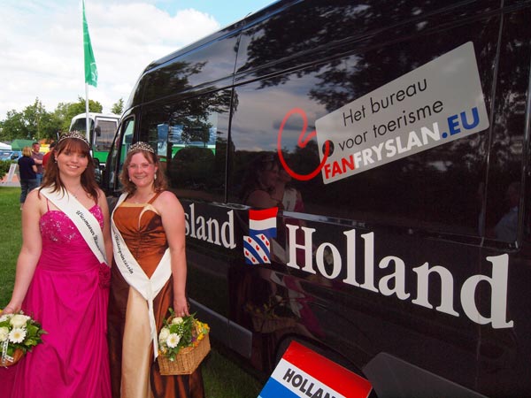 Het bureau voor toerisme Friesland Holland onderhoudt vriendschappelijke betrekkingen met diverse vakantieplaatsen in Ostfriesland. Prinzessin Maike Heeren (links) en Christin Brummer poseren graag bij de nieuwe promotiewagen van Friesland Holland. De dames maakten naast de Friesland Holland-stand reclame voor het Blütenfest in Wiesmoor van 1 tot en met 5 september 2011.