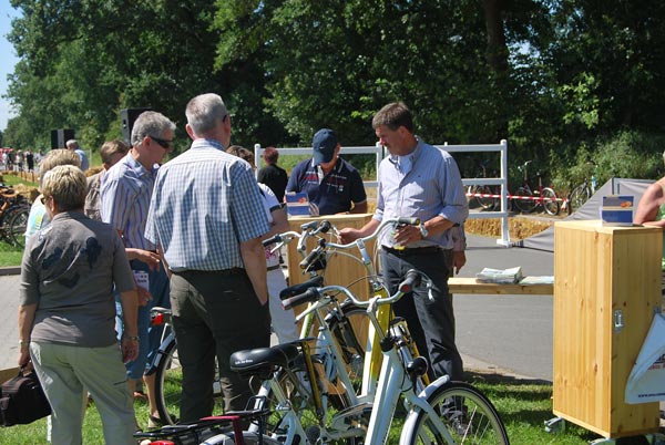 Albert Hendriks (rechts) had het de hele zondag druk met informatie over fietsen in Friesland en de nieuwe technologie van Gazelle E-bikes. Gazelle is een sponsor van het Friese bureau voor toerisme en promoot fietsvakanties van Friesland Holland Travel via haar dealers en websites.