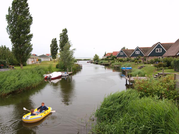 Beach Resport Makkum ontwikkelde zich tot een luxe vakantiedorp met een nostalgische look en heel veel natuur.