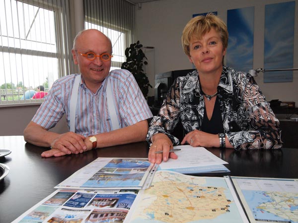 Directeur Hans Schuchard en sales manager Beja Grotenhuis van Beach Resort Makkum. De heer Schuchard, die al heel wat hotels en parken op de rails heeft gezet en nu al elf jaar aanvoerder is van Beach Resort Makkum: “Wij zeggen Makkum in zee, want je recreëert in feite in zee, in het IJsselmeer. Onze woningen staan op een schiereiland in het meer dat tot honderden meters uit de kust nog maar kniehoogte diep is. Ideaal voor wind- en kitesurfen en baden in het algemeen.”