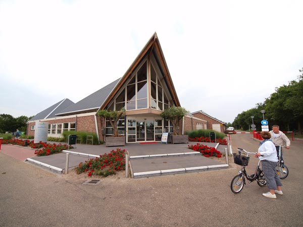 Achter dit bestuurs- en faciliteitencentrum schuilt een zee aan accommodaties en ontspanningsmogelijkheden.