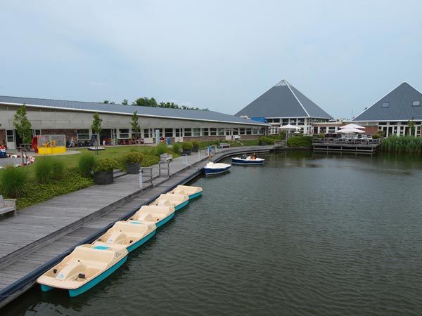 Waterfietsen, elektroboten, fietsen, kano’s, sloepen. Beach Resort Makkum verhuurt allerlei recreatiemiddelen vanuit dit centrumgebouw.