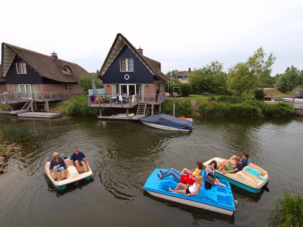 Ook de jeugd vermaakt zich in Makkum, bijvoorbeeld met waterfietsen en surfen.
