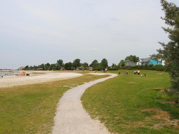 Veel vakantiewoningen bieden zicht op het strand en het IJsselmeer.
