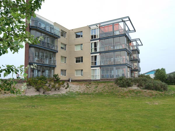 Wie tot aan de andere kant van het IJsselmeer en de Afsluitdijk wil kijken, kan hier een appartement huren.