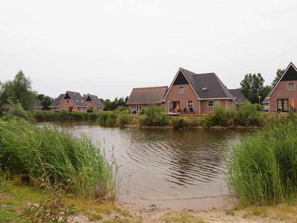 Pas gebouwde 10- en 12-persoons vakantiehuizen.