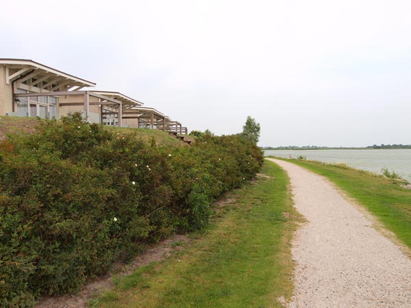 Beach Resort Makkum heeft ook dijkwoningen in het assortiment.