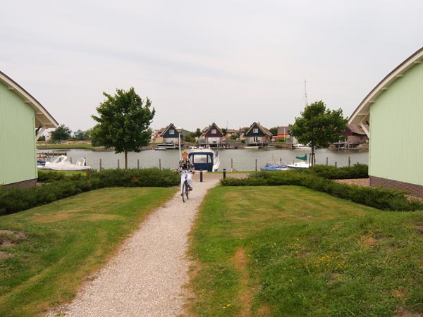 In het Makkumer strandresort kun je je ook in Volendam of op Urk wanen.