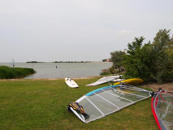 Wind- en kitesurfers kijken dagelijks naar de webcam van Beach Resort Makkum om te zien welke zeil ze moeten meenemen.