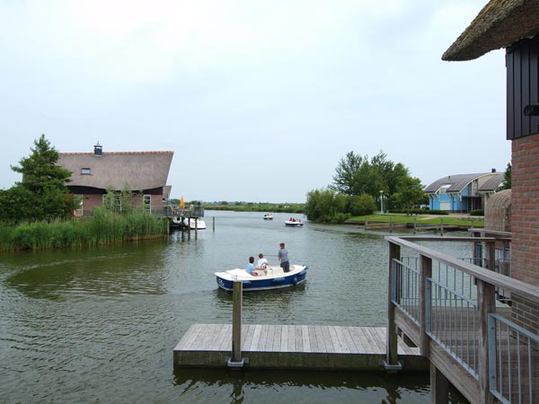 Gasten van Beach Resort Makkum vissen graag vanuit een elektrobootje.