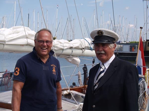 Joop Braakhekke en havenmeester Onno Hoekstra.